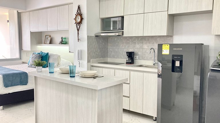CB726 | Suite moderna frente al mar con balcón y cocina con