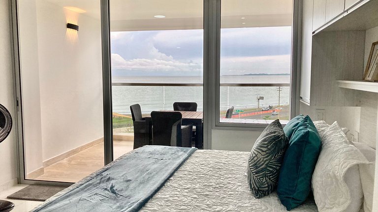 CB726 | Suite moderna frente al mar con balcón y cocina con