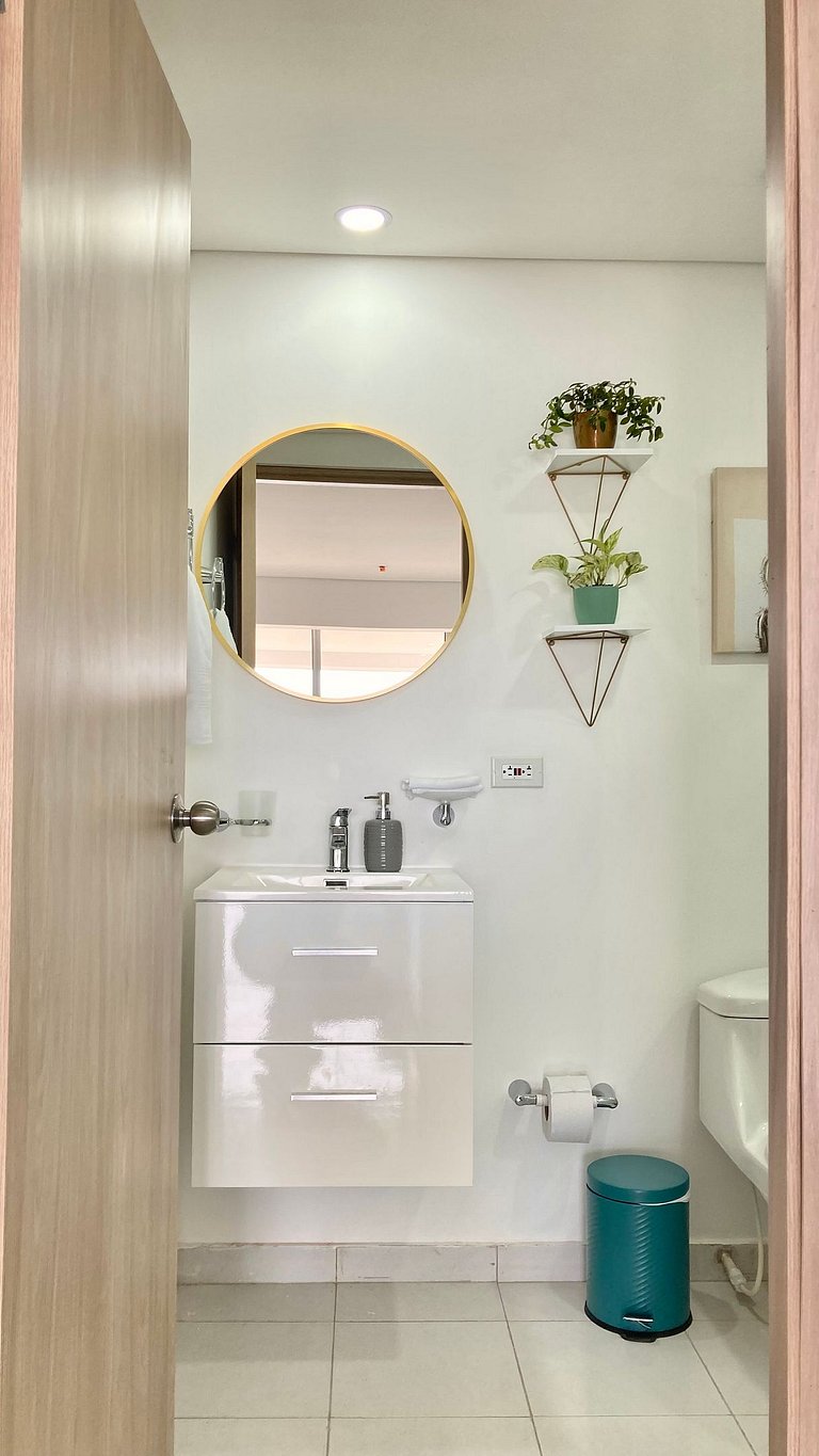CB726 | Suite moderna frente al mar con balcón y cocina con