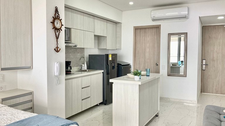 CB726 | Suite moderna frente al mar con balcón y cocina con