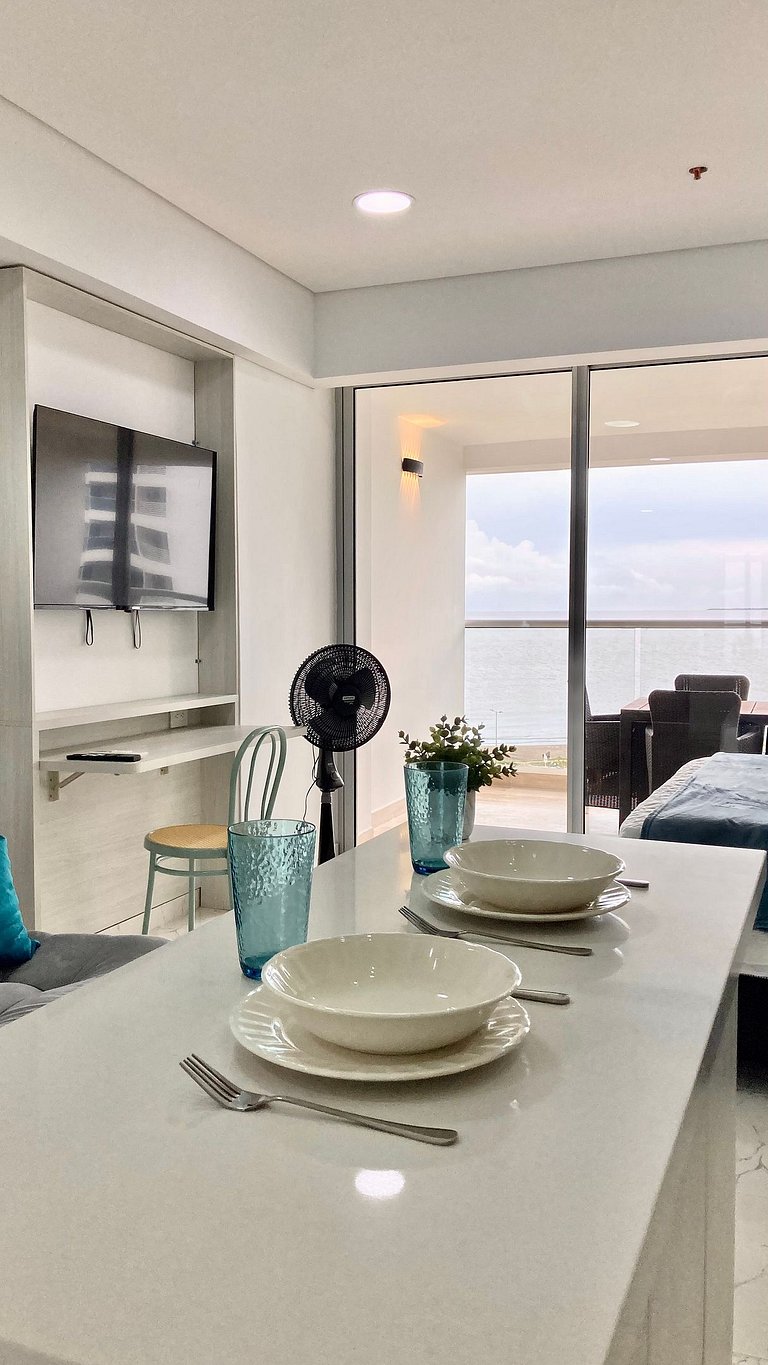 CB726 | Suite moderna frente al mar con balcón y cocina con