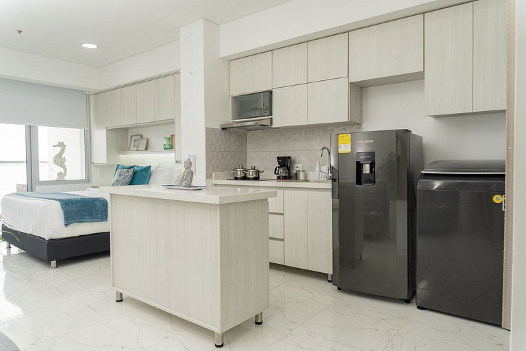 CB726 | Suite moderna frente al mar con balcón y cocina con