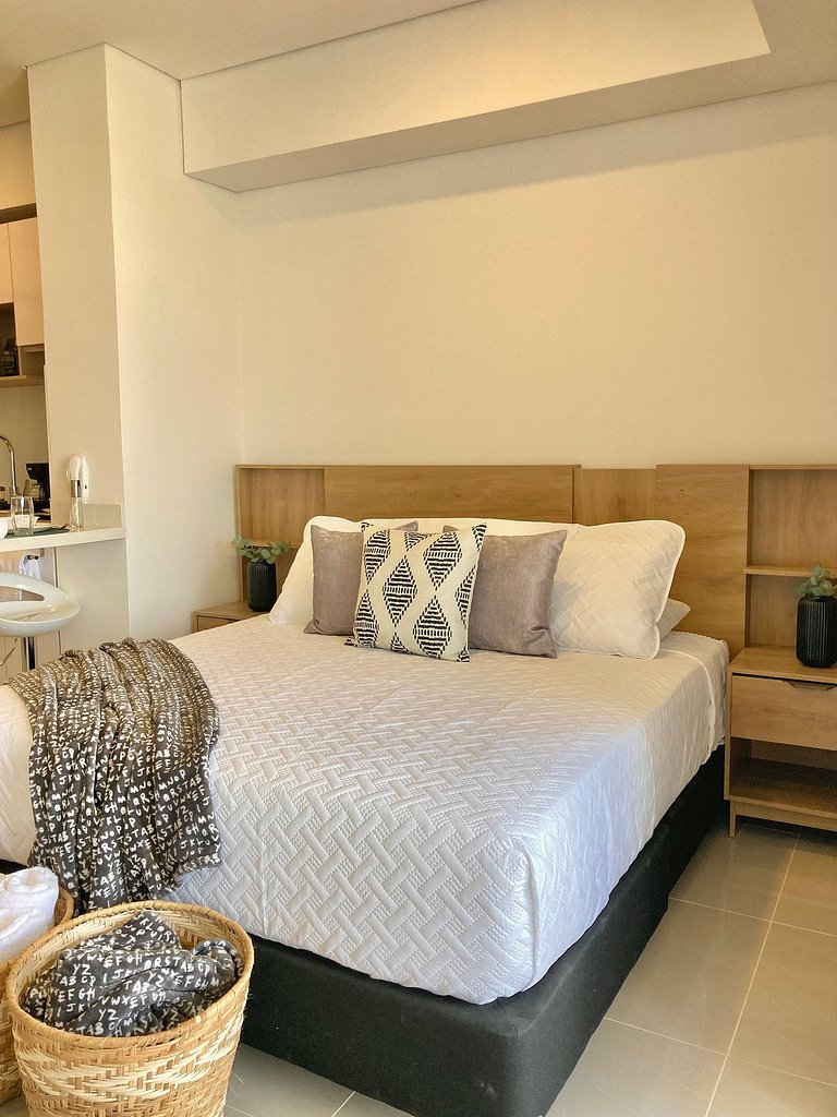 CB1242 | Estudio moderno con diseño natural y piscina