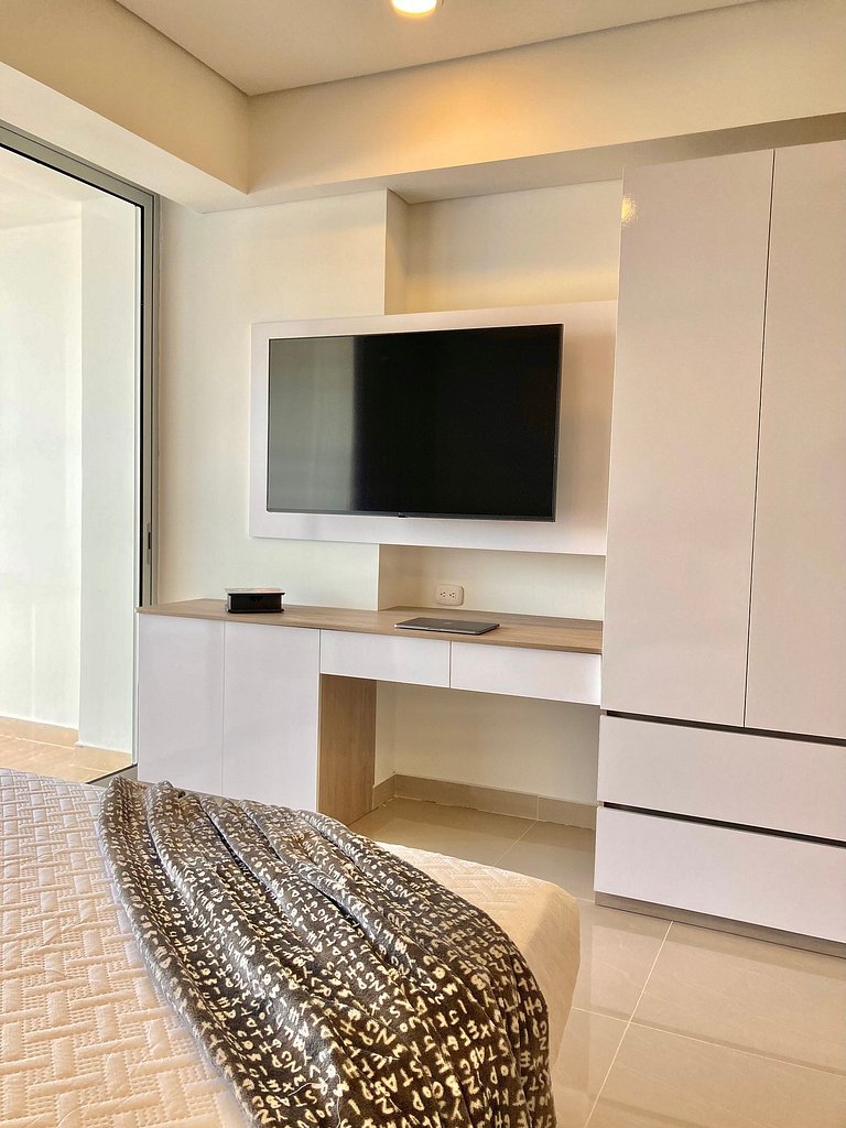 CB1242 | Estudio moderno con diseño natural y piscina