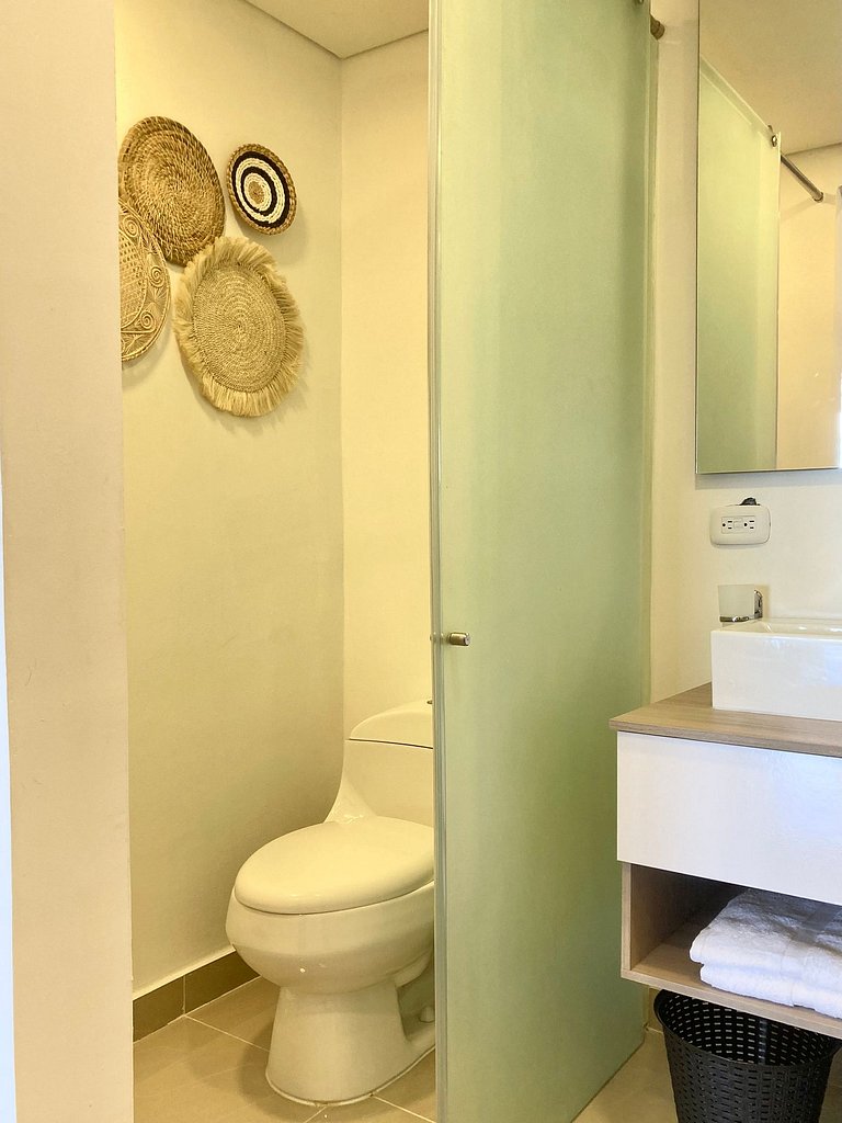 CB1242 | Estudio moderno con diseño natural y piscina
