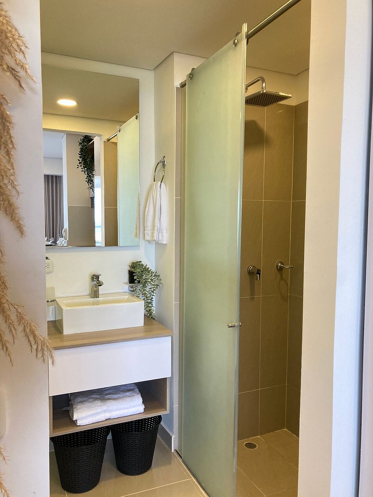 CB1242 | Estudio moderno con diseño natural y piscina