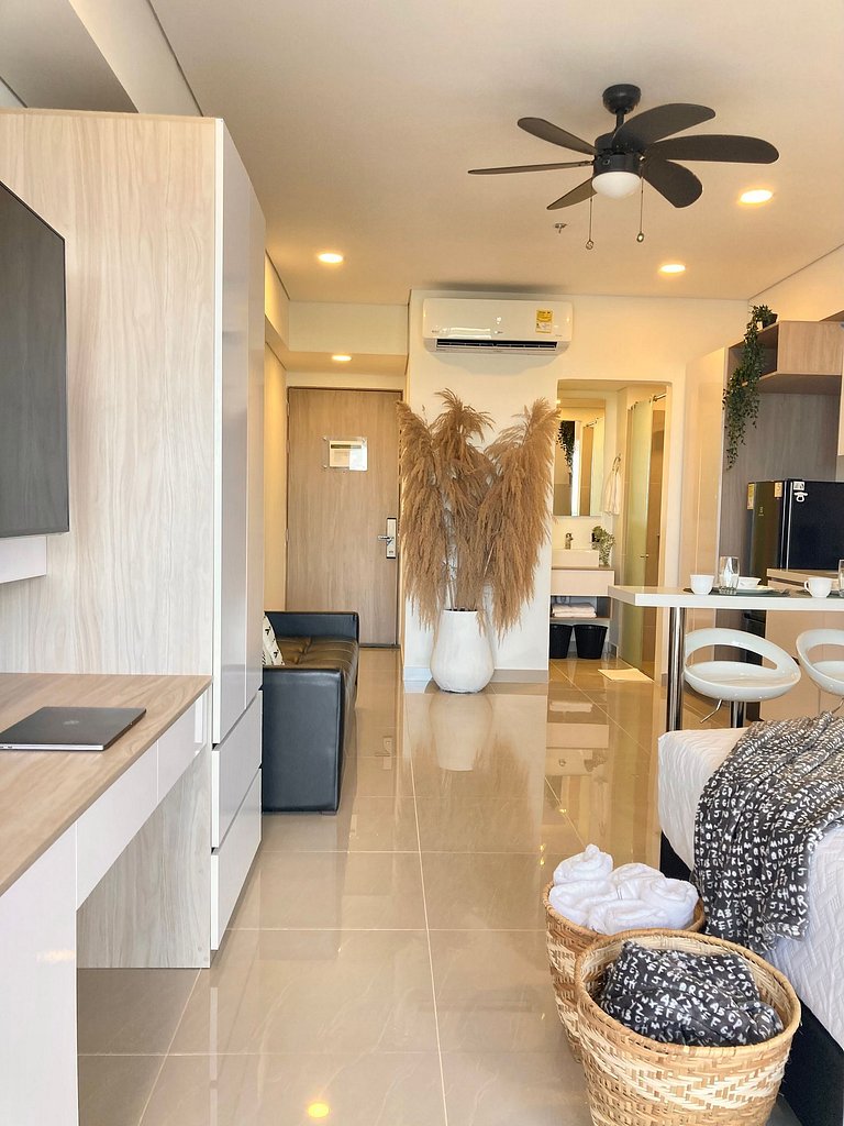 CB1242 | Estudio moderno con diseño natural y piscina