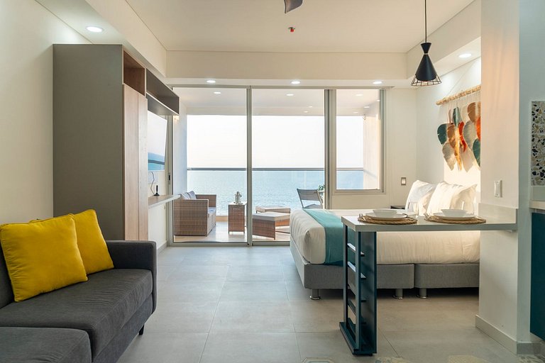 CB1403 | Oceanfront studio + sunset views