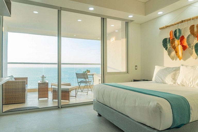 Oceanfront studio + sunset views CB1403