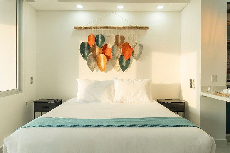CB1403 | Oceanfront studio + sunset views