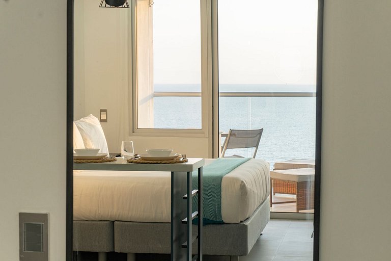 CB1403 | Oceanfront studio + sunset views