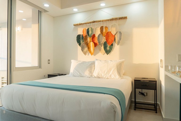 Oceanfront studio + sunset views CB1403