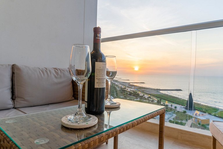 CB1403 | Oceanfront studio + sunset views