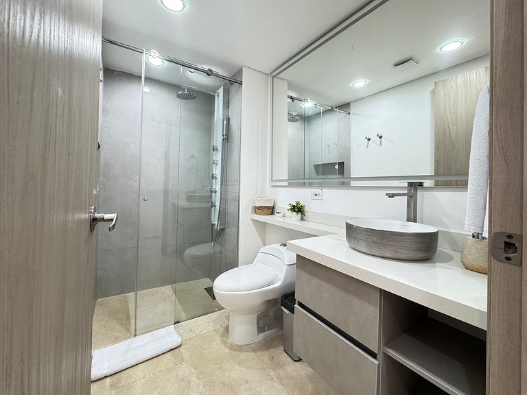 CB1545 Suite Moderna con Balcón Vista al Lago