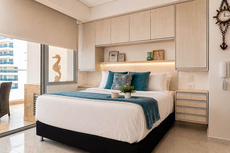 CB726 | Suite moderna frente al mar con balcón y cocina con