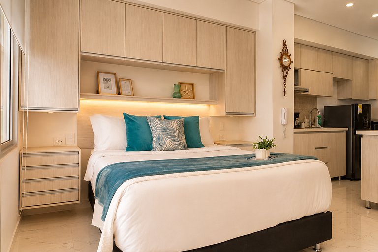 CB726 | Suite moderna frente al mar con balcón y cocina con