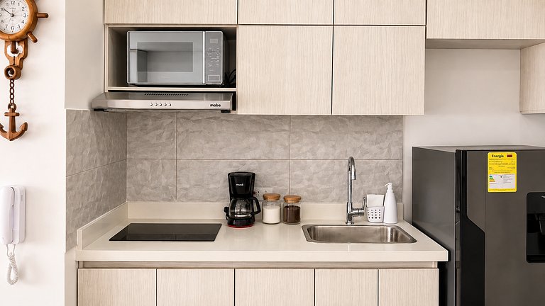 CB726 | Suite moderna frente al mar con balcón y cocina con
