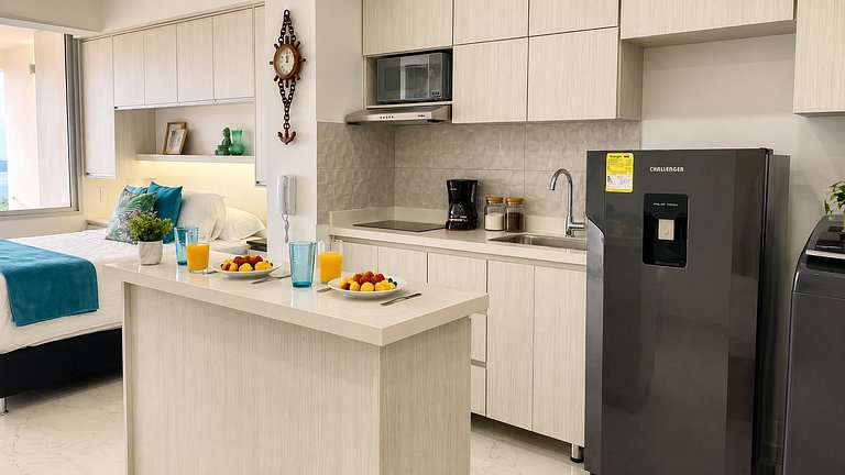 CB726 | Suite moderna frente al mar con balcón y cocina con