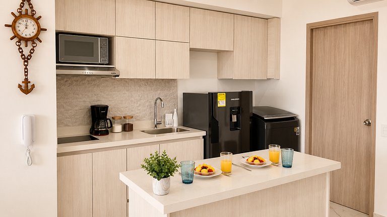 CB726 | Suite moderna frente al mar con balcón y cocina con