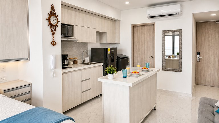 CB726 | Suite moderna frente al mar con balcón y cocina con