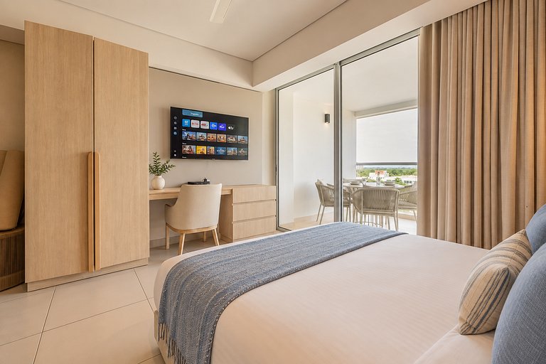 Suite con balcón, piscina y vista panorámica CB741