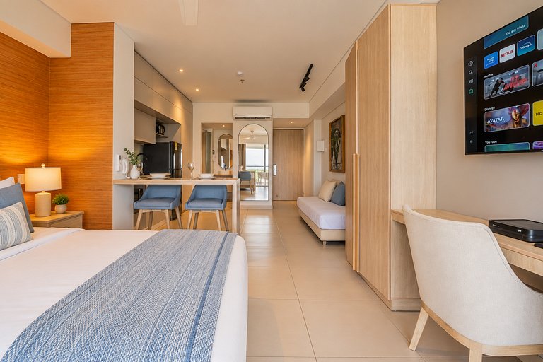 Suite con balcón, piscina y vista panorámica CB741