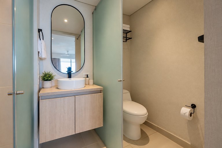 Suite con balcón, piscina y vista panorámica CB741