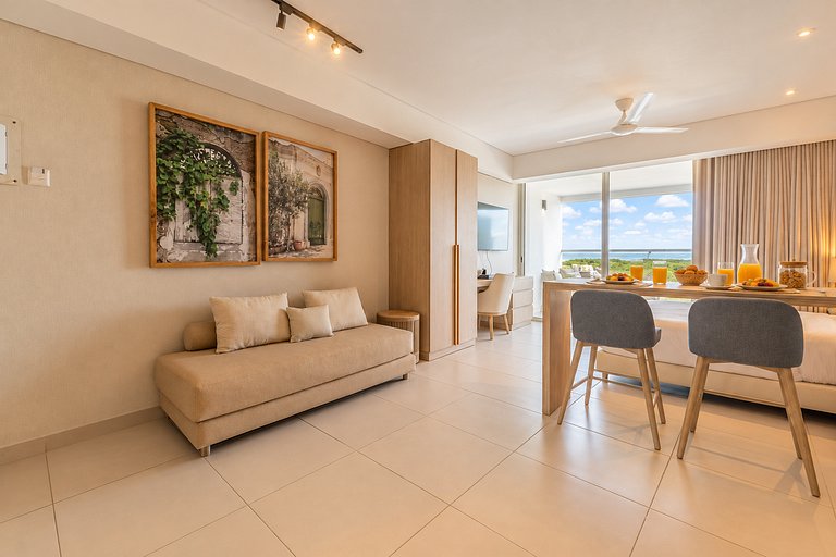 Suite con balcón, piscina y vista panorámica CB741