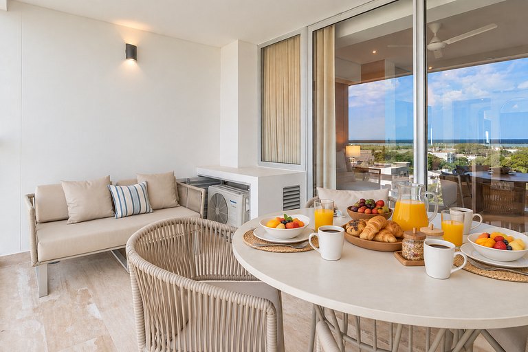 Suite con balcón, piscina y vista panorámica CB741
