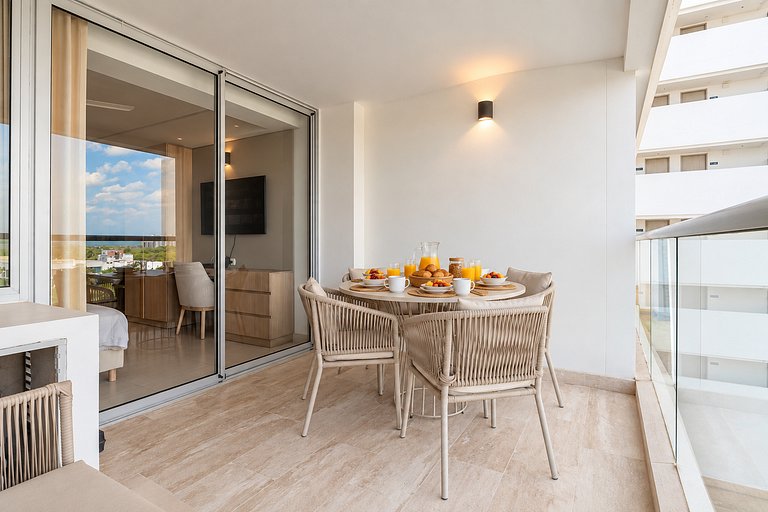 Suite con balcón, piscina y vista panorámica CB741