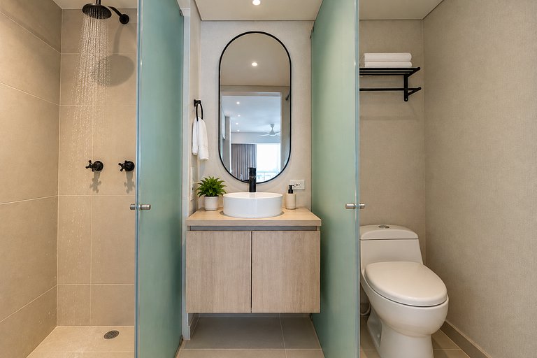 Suite con balcón, piscina y vista panorámica CB741