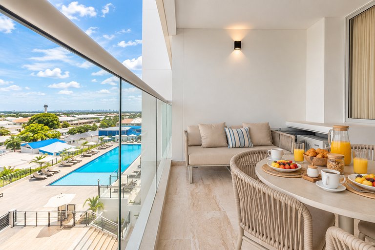 Suite con balcón, piscina y vista panorámica CB741