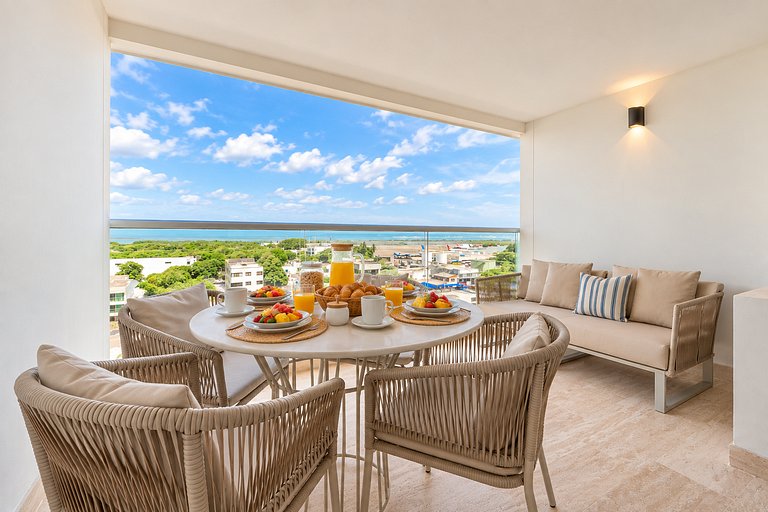 Suite con balcón, piscina y vista panorámica CB741