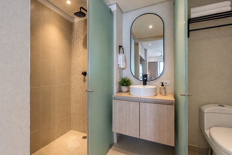 Suite con balcón, piscina y vista panorámica CB741