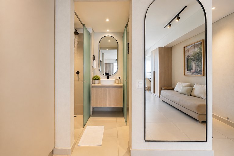 Suite con balcón, piscina y vista panorámica CB741