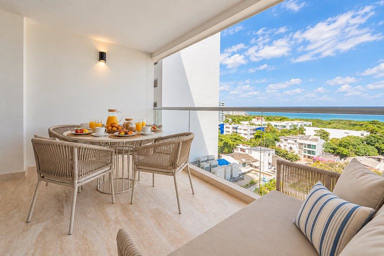 Suite con balcón, piscina y vista panorámica CB741