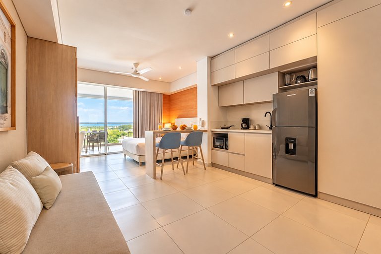 Suite con balcón, piscina y vista panorámica CB741