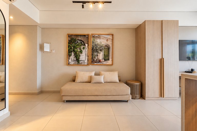 Suite con balcón, piscina y vista panorámica CB741
