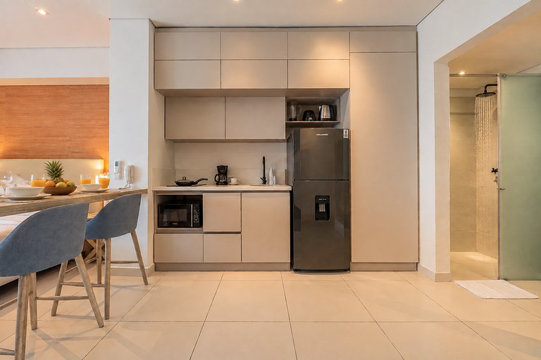 Suite con balcón, piscina y vista panorámica CB741