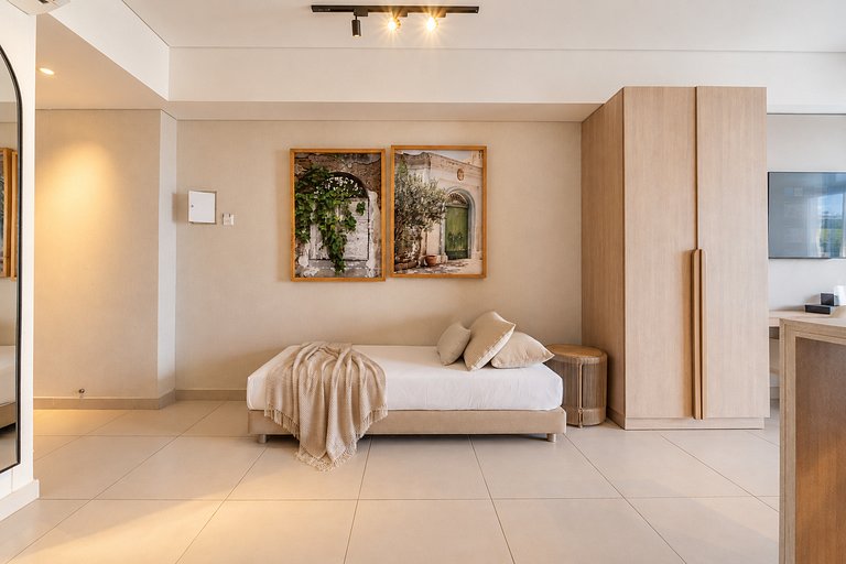Suite con balcón, piscina y vista panorámica CB741