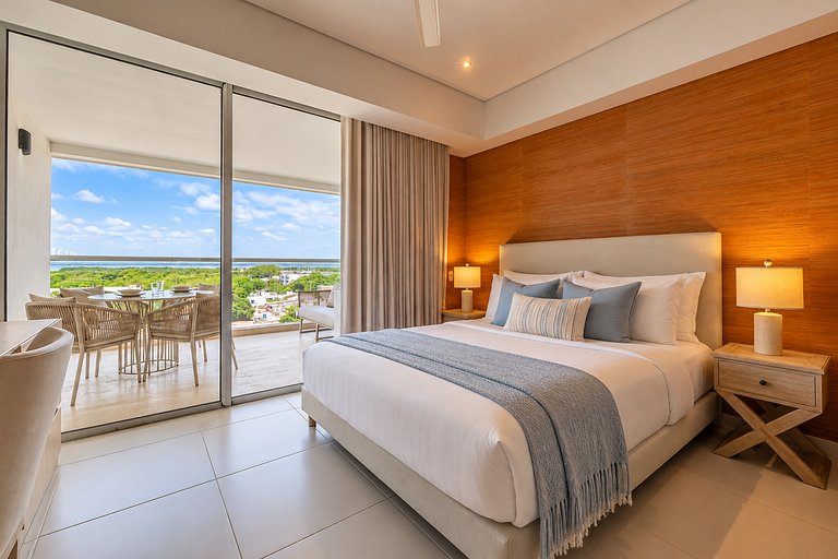 Suite con balcón, piscina y vista panorámica CB741