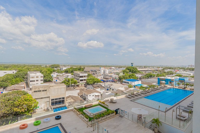 Suite con balcón, piscina y vista panorámica CB741