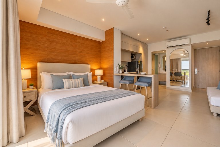 Suite con balcón, piscina y vista panorámica CB741