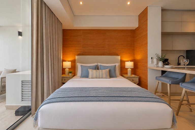 Suite con balcón, piscina y vista panorámica CB741